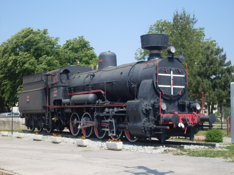 Divaca_train_station-steam_locomotive_JZ_28-006
