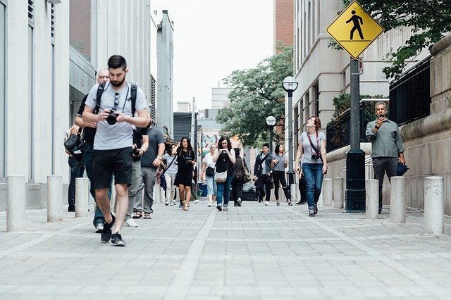 pedestrians-918471_640